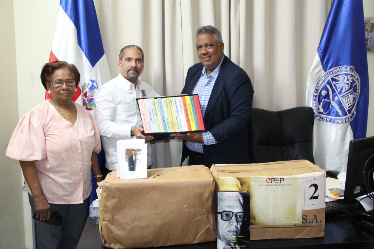 Efemérides Patrias dona decenas de obras al Centro La Vega de la Universidad Autónoma de Santo Domingo