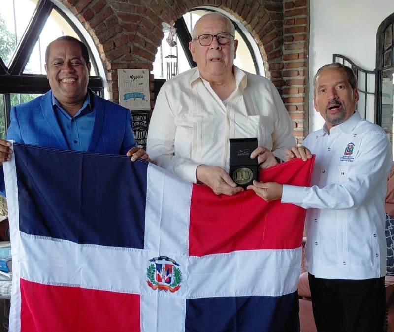 Efemérides Patrias distingue al patriota y periodista Bonaparte Gautreaux Piñeyro con la Medalla Conmemorativa del 60 Aniversario de la Revolución Constitucionalista de 1965