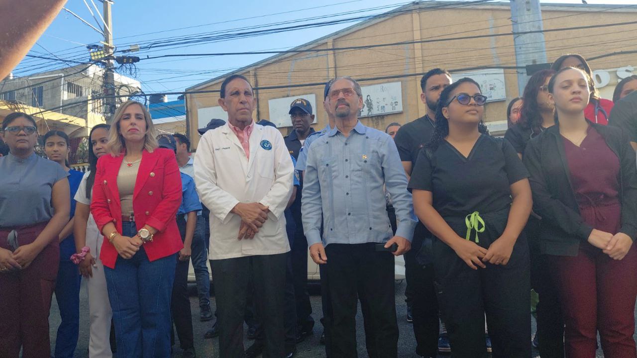 El Dr Cruz Jiminian y Juan Pablo Uribe encabezan acto patriótico