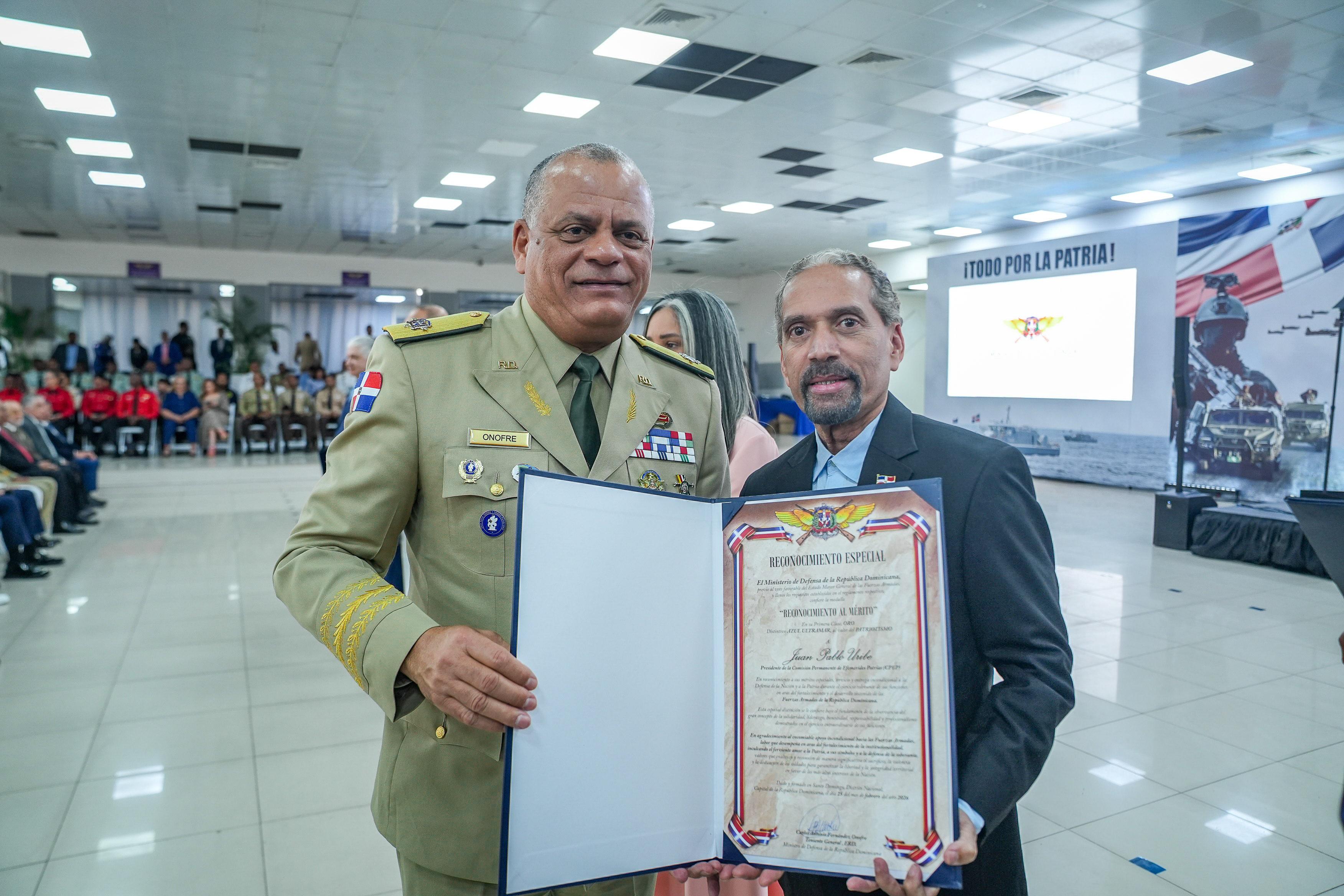 Ministerio de Defensa reconoce al presidente de Efemérides Patrias