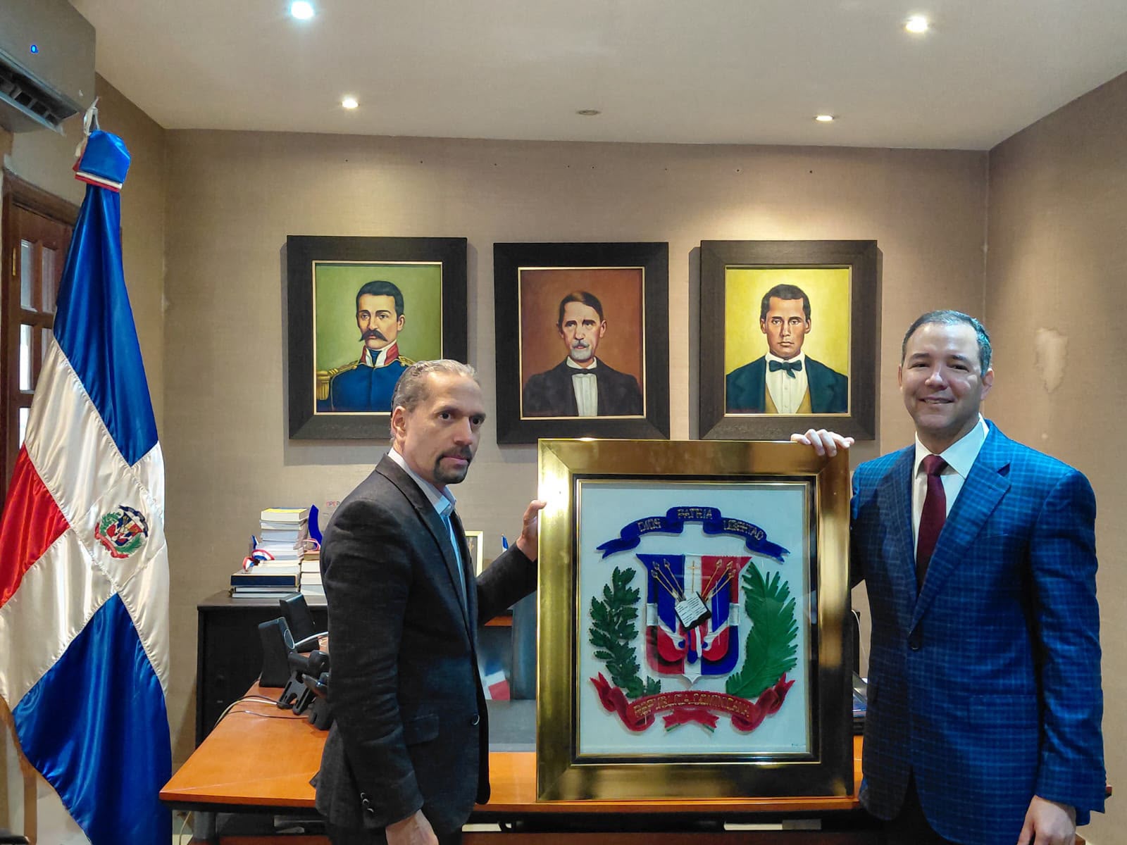 El presidente de Efemérides Patrias, Juan Pablo Uribe, recibe la visita de Johnny Pujols, secretario General del PLD.