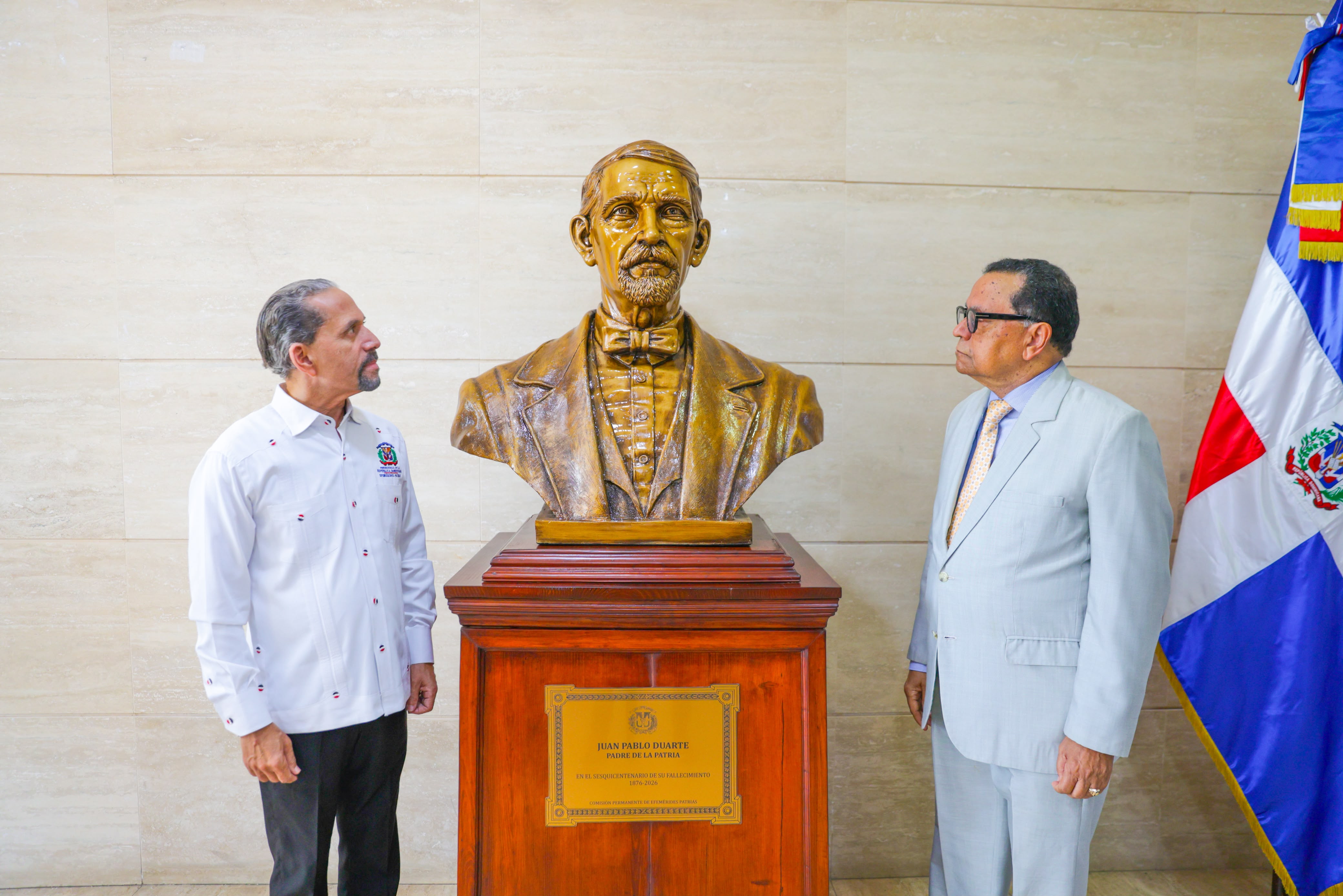 Efemérides Patrias dona busto de Juan Pablo Duarte a la Biblioteca Nacional Pedro Henríquez Ureña