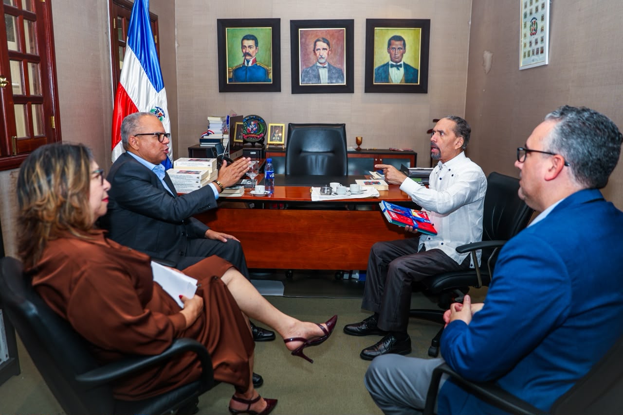Efemérides Patrias realiza donación de libros y obra artística a Unapec