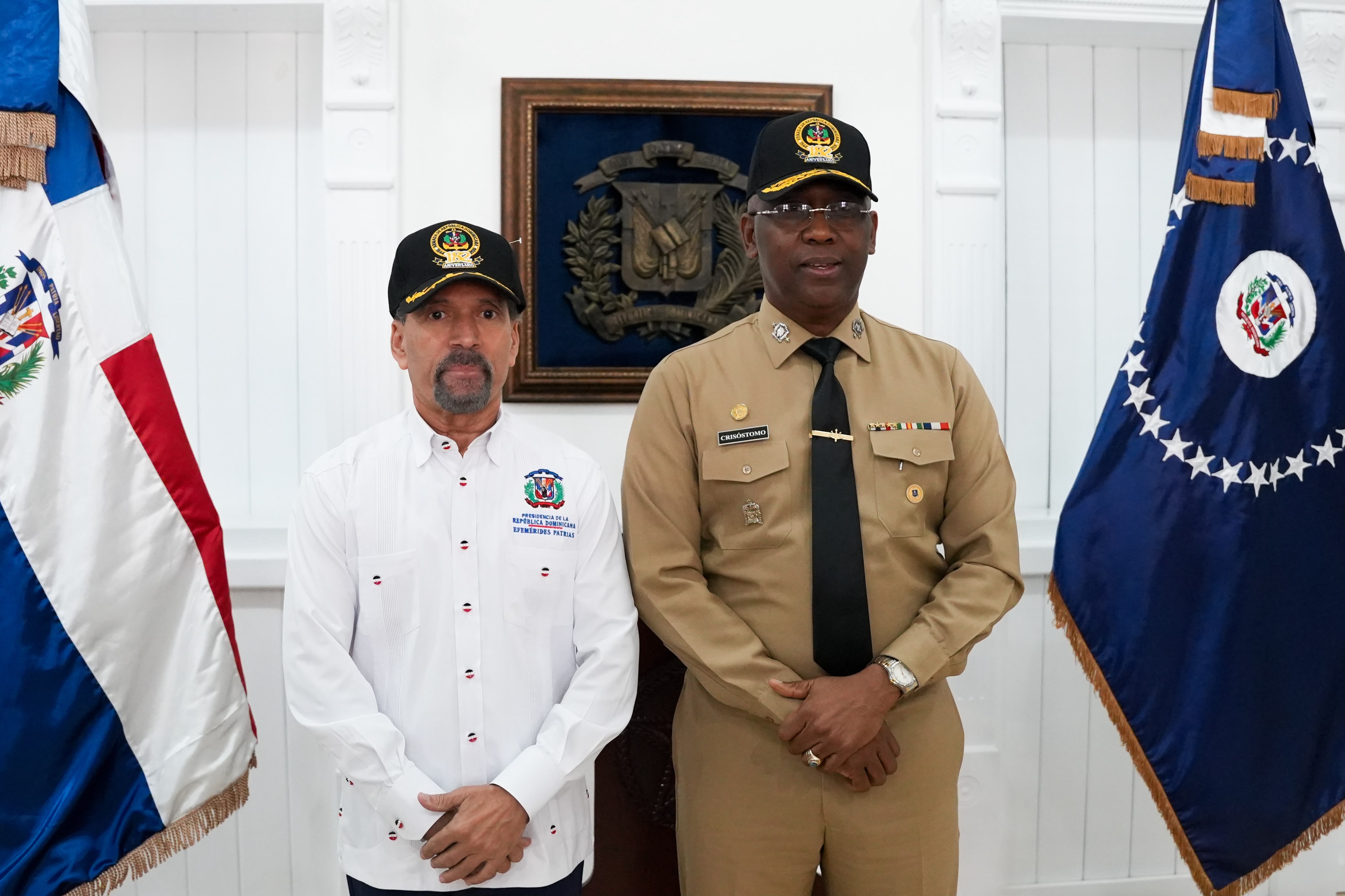 Efemérides Patrias dona cientos de libros a la Armada Dominicana que contribuirán al acervo académico
