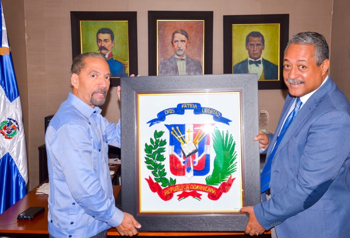 Juan Pablo Uribe, presidente de Efemérides Patrias, se reúne con el jurista Robert Cabral.