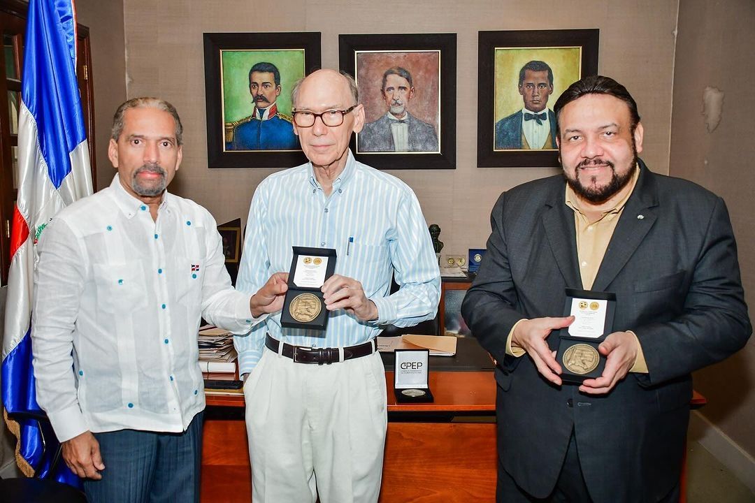 Juan Pablo Uribe se reúne con los destacados historiadores Frank Moya Pons y Miguel Reyes Sánchez, coincidiendo en la necesidad de fortalecer la enseñanza de la historia.