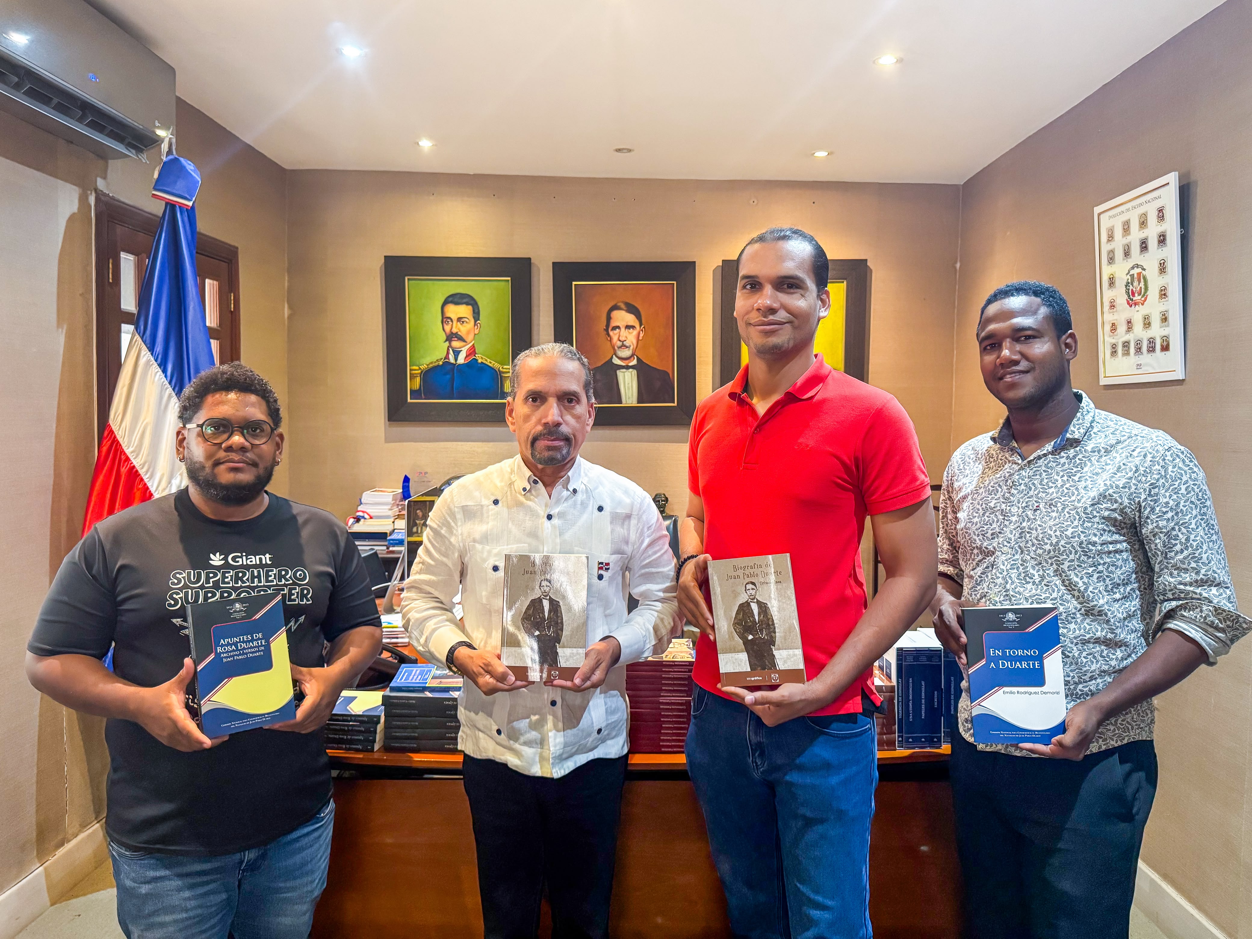 Donación de libros sobre la vida de Juan Pablo Duarte.