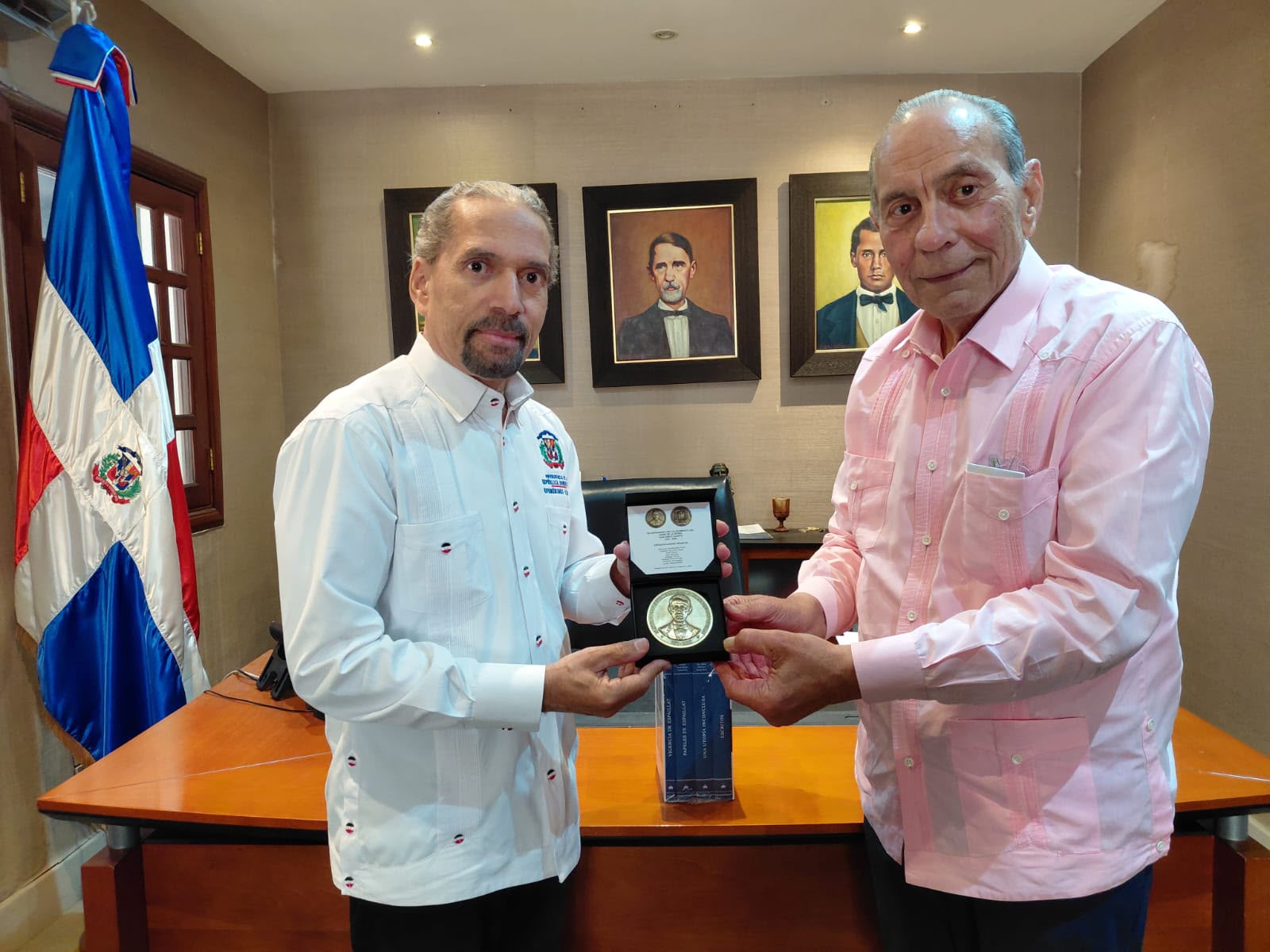 Don Dennis Simó, Presidente de la Sociedad Dominicana de Bibliófilos, se reúne con Juan Pablo Uribe, Presidente de Efemérides Patrias 