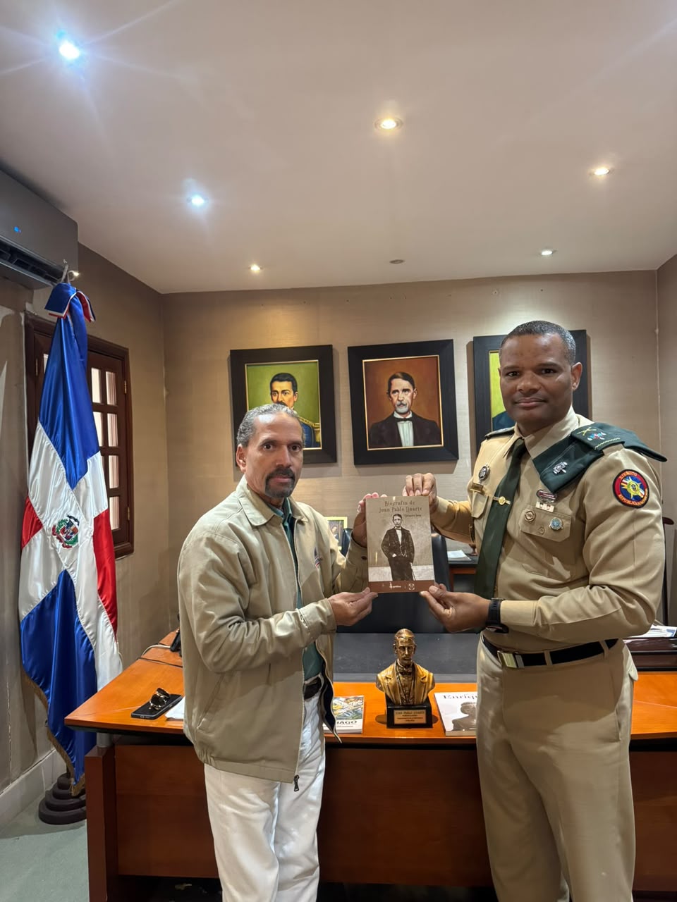 Juan Pablo Uribe, Presidente de Efemérides Patrias, recibe la grata visita del Coronel, ERD, Bienvenido Ureña Aquino