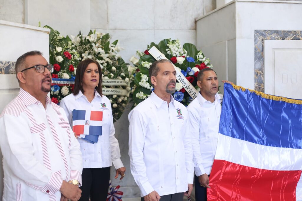 Juan Pablo Uribe encabeza acto solemne en el 206 aniversario del natalicio de Matías Ramón Mella
