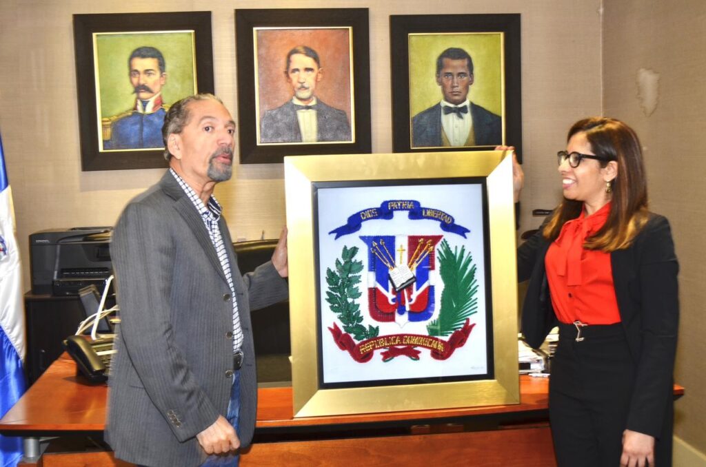 Presidente de la CPEP entrega imagen del Escudo Nacional a Ciudadanía Fémina en reconocimiento al logro del Día Nacional de las Sufragistas