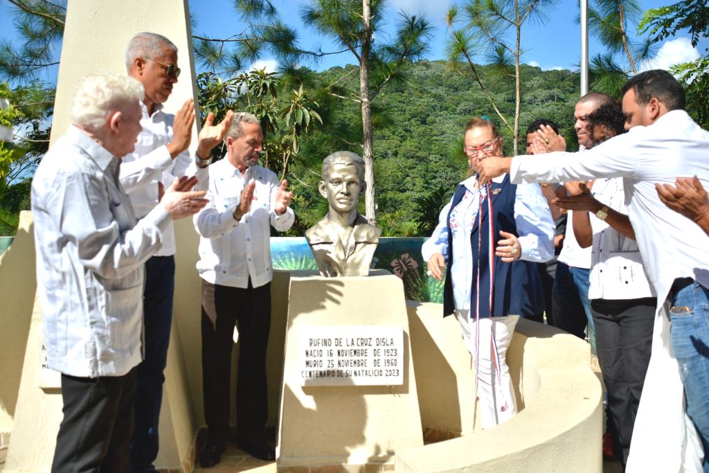 Efemérides Patrias enaltece a las Hermanas Mirabal e inaugura escultura de su compañero de lucha Rufino de la Cruz