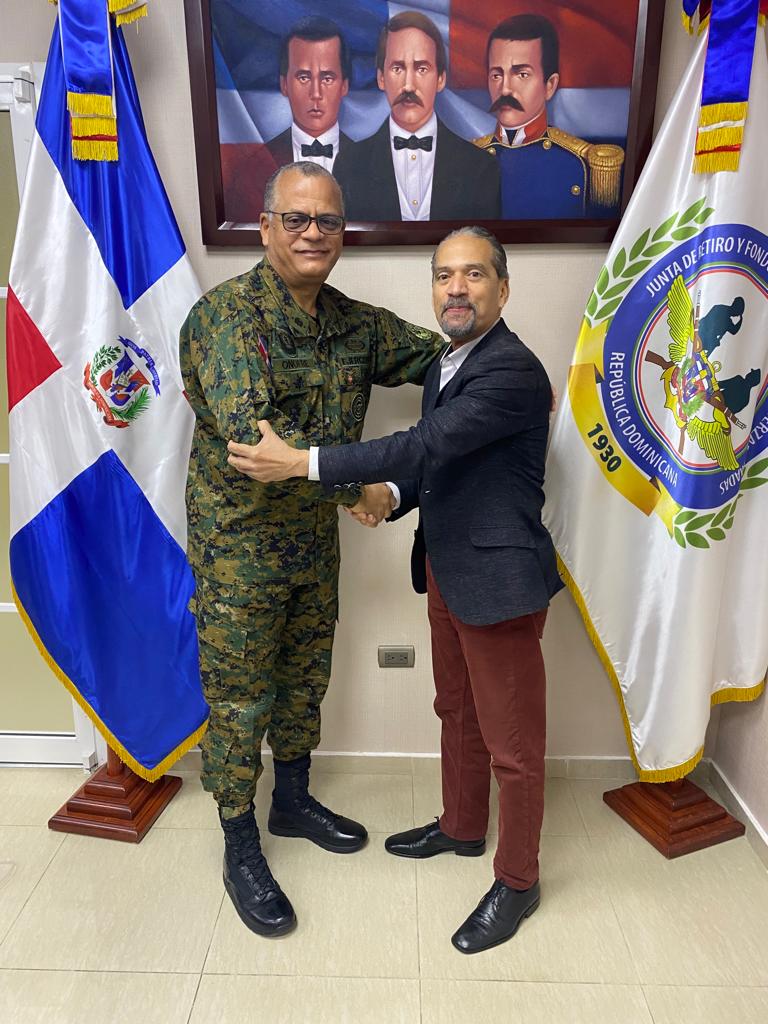 El presidente de la CPEP, Juan Pablo Uribe visitó en su despacho al Mayor General, Carlos Antonio Fernández Onofre.