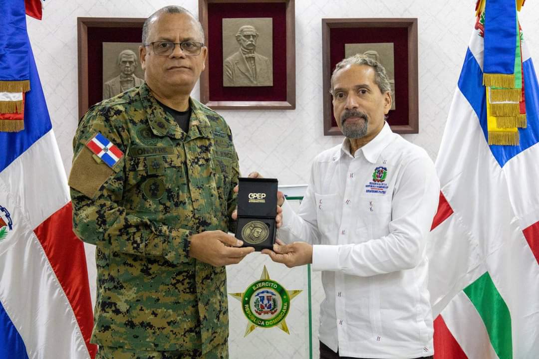 Presidente de CPEP, entrega la medalla conmemorativa cacique Enriquillo al Mayor General, Carlos Fernández Onofre