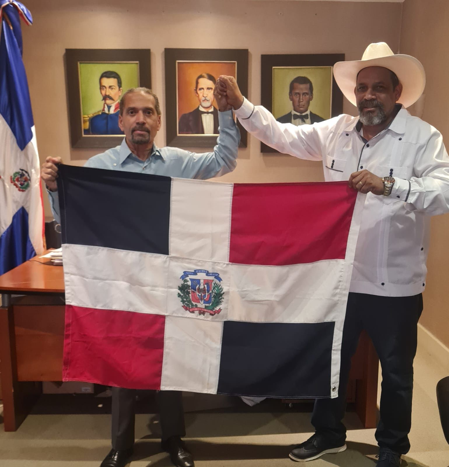 El presidente de Efemérides Patrias, Juan Pablo Uribe, se reúne  con el alcalde de Dajabon, Santiago Riverón, hablaron de la frontera y recibió símbolos Patrios para el acto artístico nacionalista de este sábado 30 a la 7:00 P:m. en Dajabon.