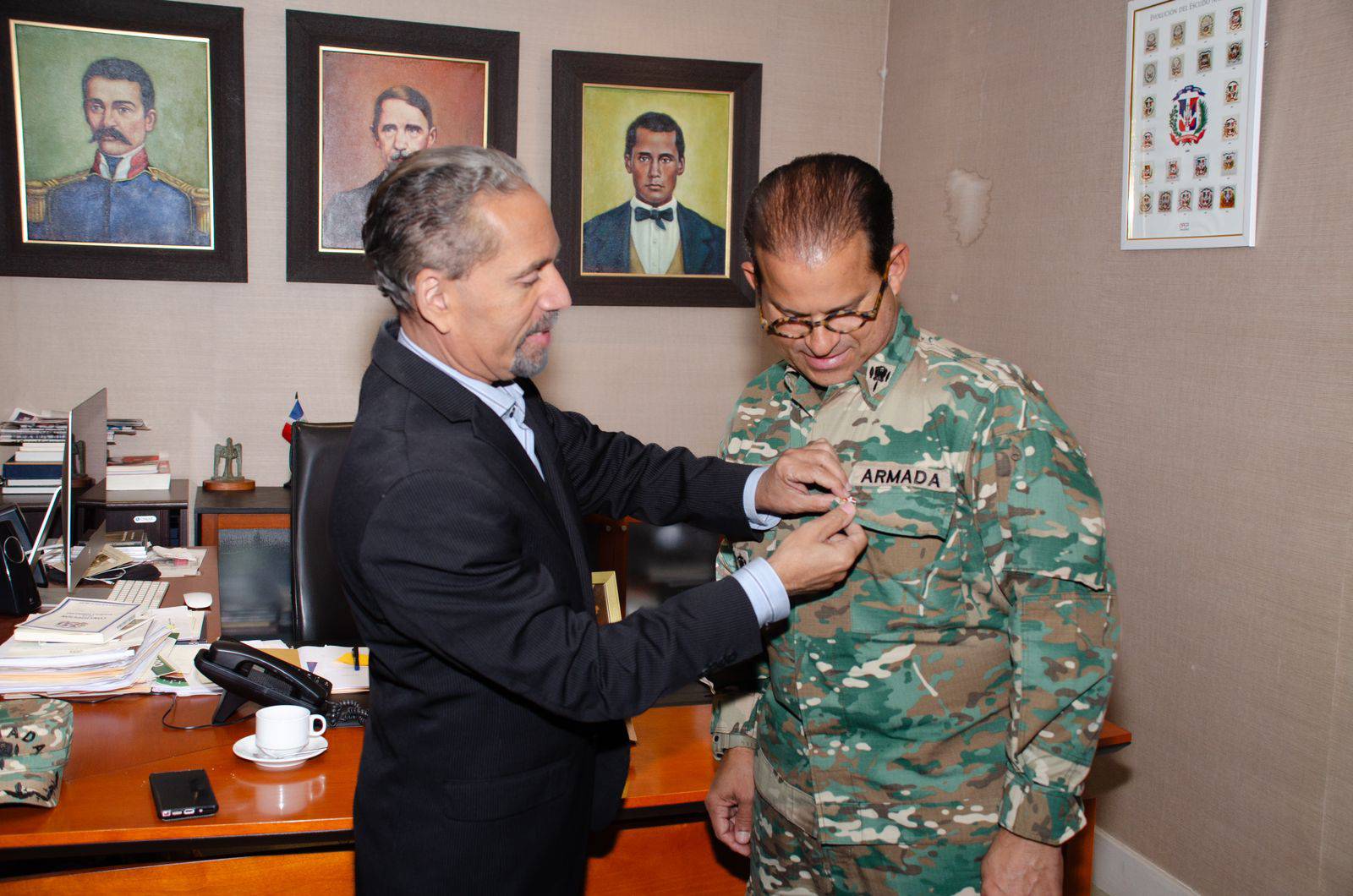 Juan Pablo Uribe, presidente de la CPEP y el comandante del Comando Conjunto Este del Ministerio de Defensa juan Gilberto Nuñez reunidos para los actos patrióticos Batalla de Palo Hincado, el 7 de noviembre. 