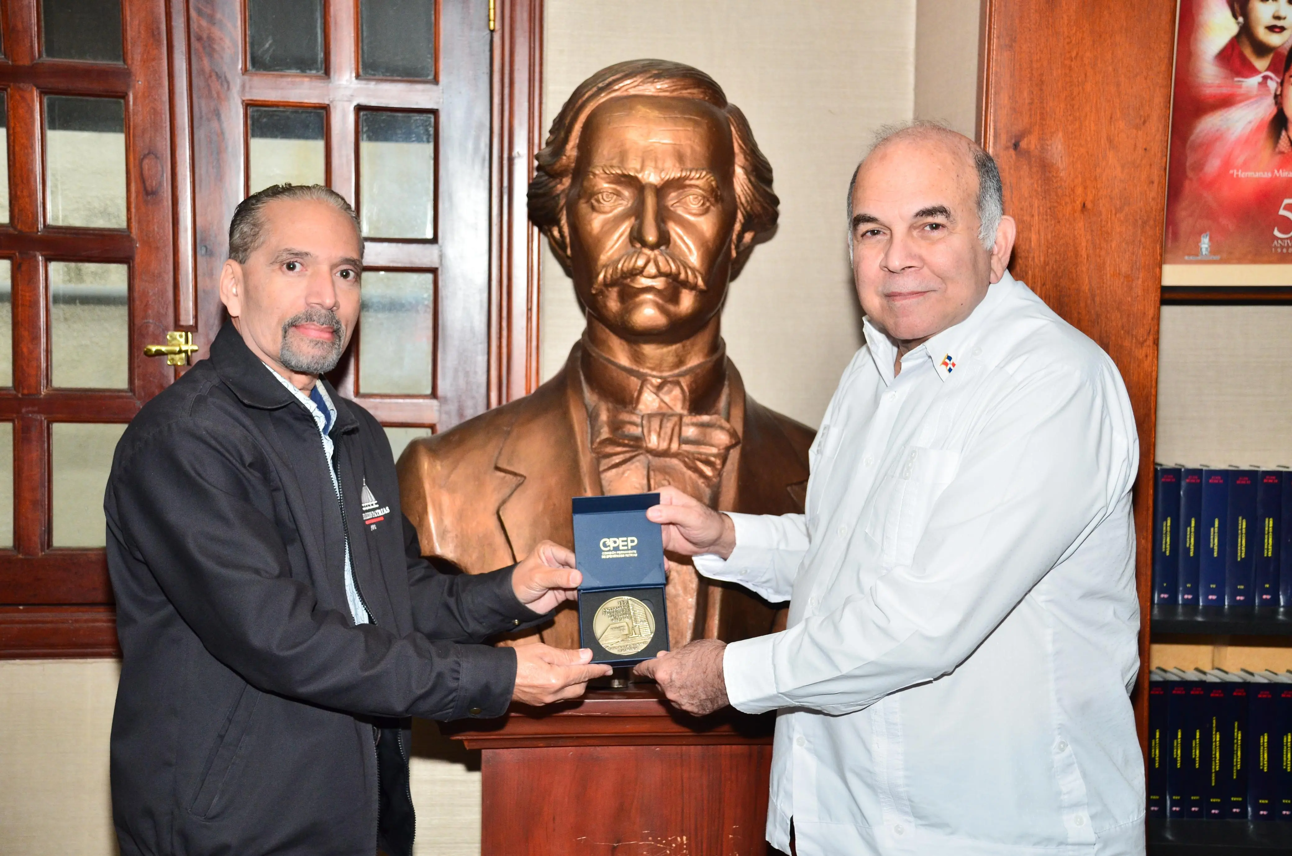El presidente de Efemérides Patrias se reúne con el dirigente político Pelegrin Castillo