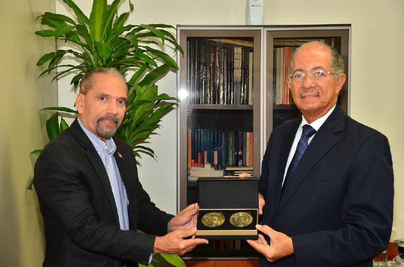 El Presidente de Efemérides Patrias, Juan Pablo Uribe, se reúne con el destacado escritor José Alcántara Almánzar