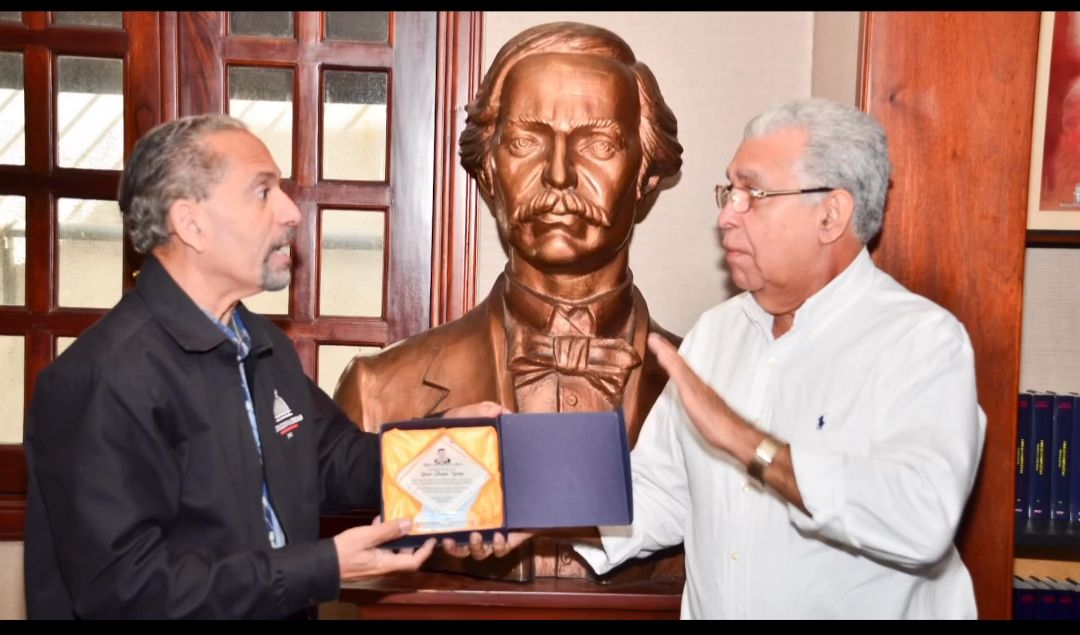 Juan Pablo Uribe, Presidente de Efemérides Patrias, recibe un reconocimiento de la familia del patriota y mártir Rufino de la Cruz