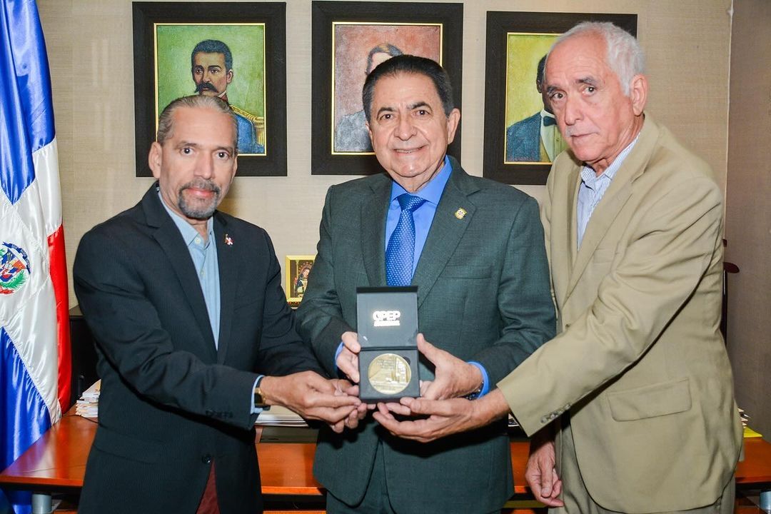 El Presidente de Efemérides Patrias, Juan Pablo Uribe, se reúne con el Senador de la provincia Peravia, Milcíades Franjul