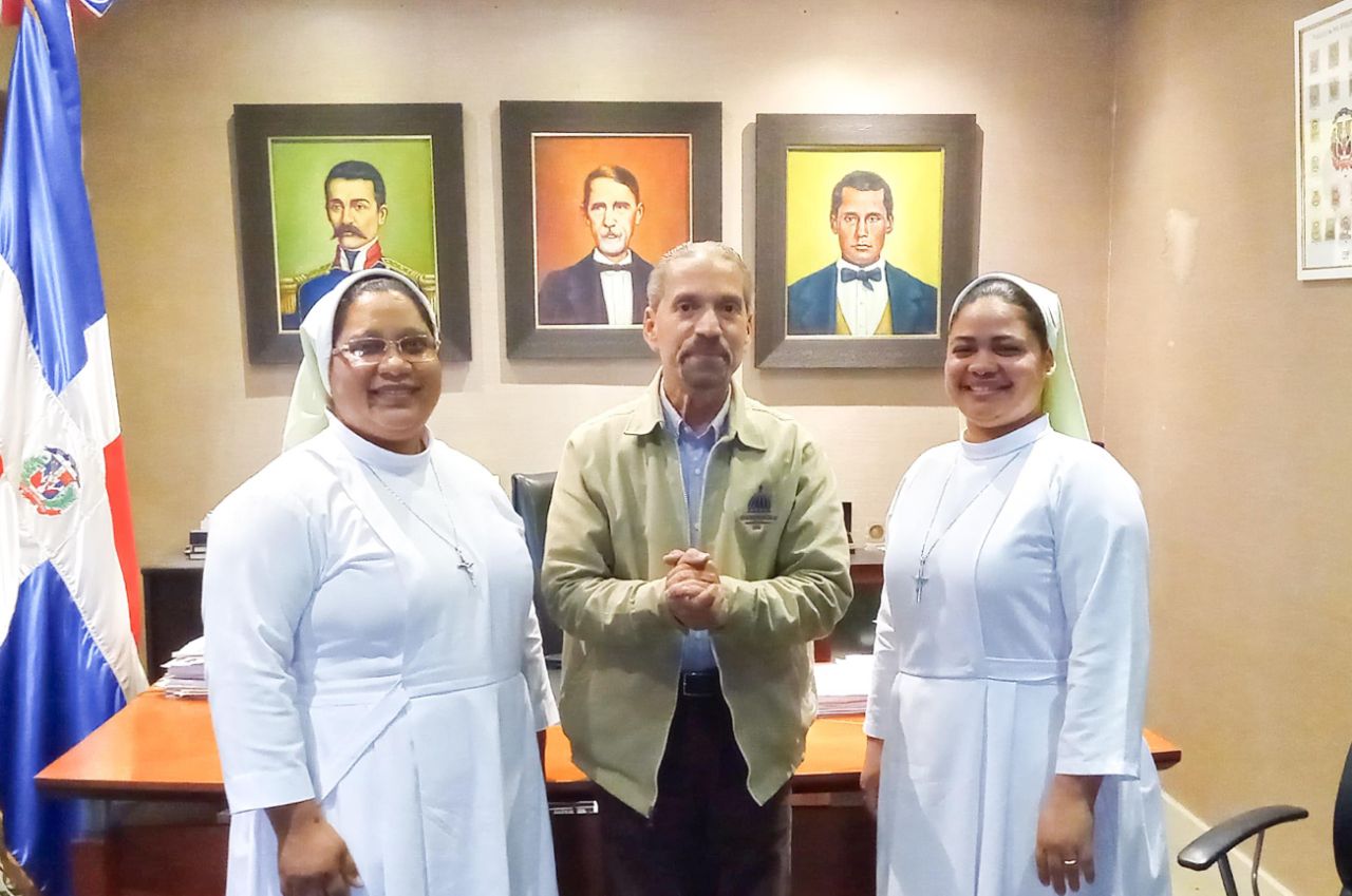 Las religiosas que dirigen la escuela Nuestra Señora de la Altagracia, visitan al Presidente de CPEP, para tratar actividades del Mes de la Patria 2024.