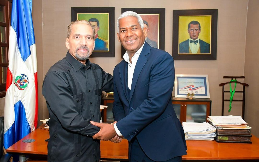 Juan Pablo Uribe, Presidente de Efemérides Patrias y el Embajador Dominicano en Arabia Saudita Andy Rodriguez, se reúnen y abordan temas de dominicanidad.