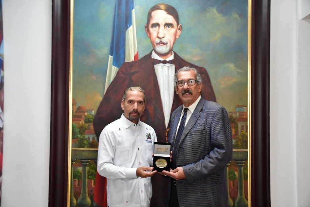 Presidente de Efemérides Patrias, Juan Pablo Uribe entrega la Medalla Conmemorativa 180 Aniversario Independencia Nacional, al Profesor José Guerrero Director del Museo de Historia y Geografía.