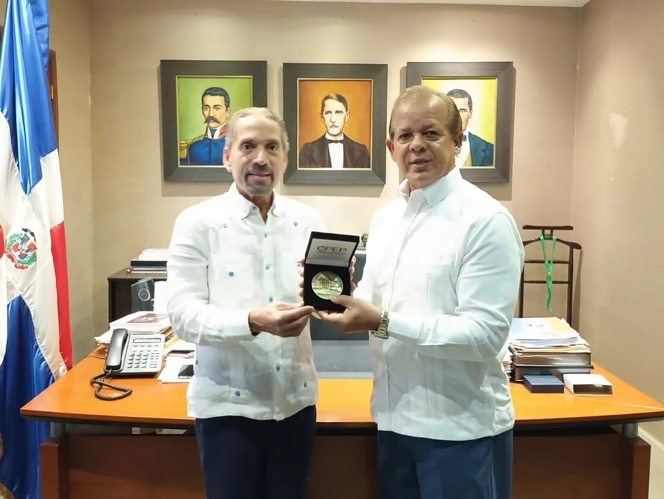 Juan Pablo Uribe, Presidente de Efemérides Patrias se reúne con el Director Operativo de la Presidencia Aníbal Díaz Belliard, recibió la Medalla Conmemorativa 180 Aniversario Independencia Nacional. 