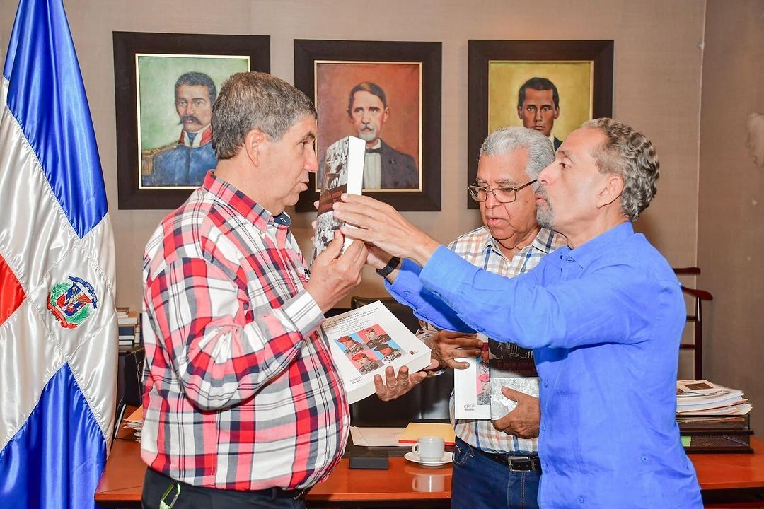 Encuentro de Juan Pablo Uribe, el sociólogo y comunicador Juan Cruz Trifolio y el biógrafo del patriota y mártir Rufino de la Cruz en Efemérides Patrias, para tratar proyecto historiográfico.