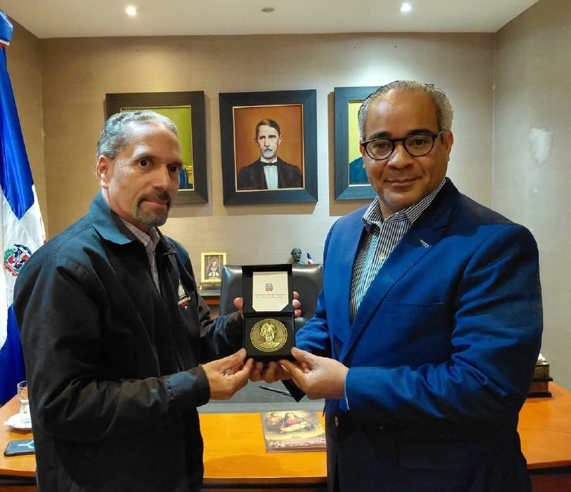 Juan Pablo Uribe, presidente de Efemérides Patrias y Hernani Aquino Coordinador de la iniciativa digital RD Por Lo Alto