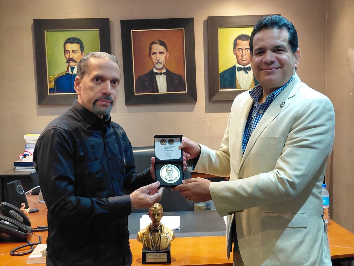Juan Pablo Uribe, se reúne con el Director de la Unidad Antifraude de la Contraloria, Leónidas Radhames Peña,