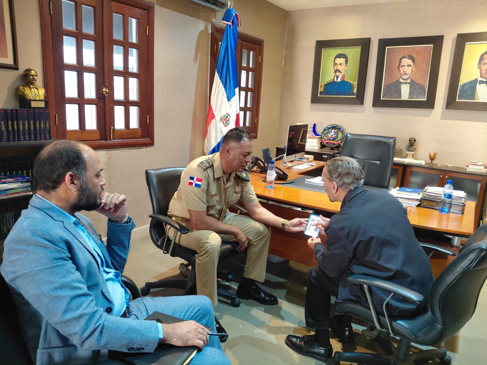 Reunión de trabajo con el jefe del Comando Conjunto Metropolitano del Ministerio de Defensa, Blasdemir Portes.